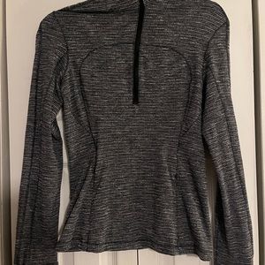 Lululemon half zip pull over with two small zip pocket.